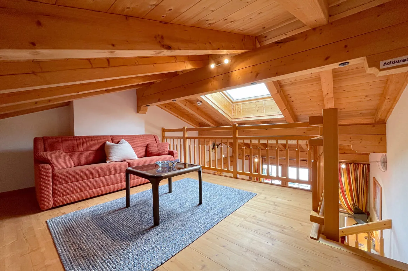 Großzügige Sitzecke auf der Holzgalerie der Suite Mountain